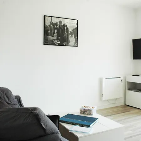 Good Location, Sunny Terrace, Beach And Shops At 4 Mn Antibes